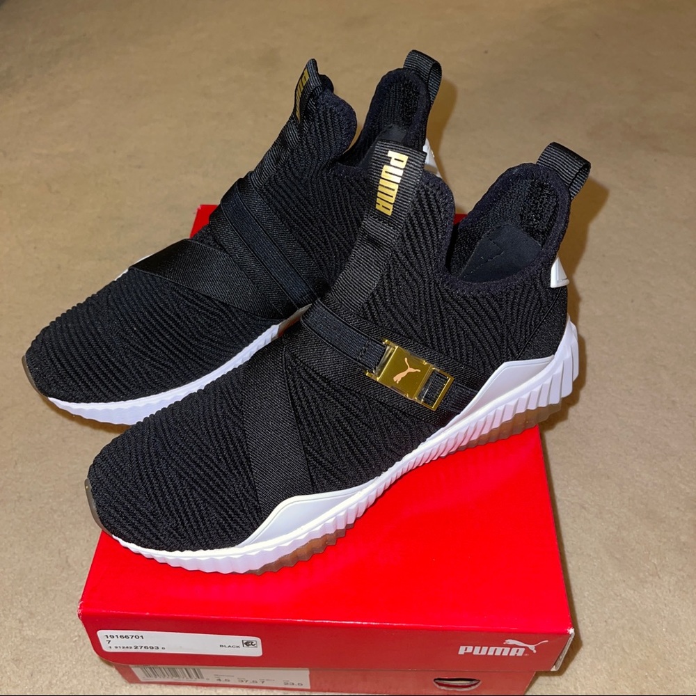 Puma women’s sneakers ✨BRAND NEW✨